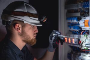 BHP Elektryka – przewodnik bezpieczeństwa w 2025 roku!